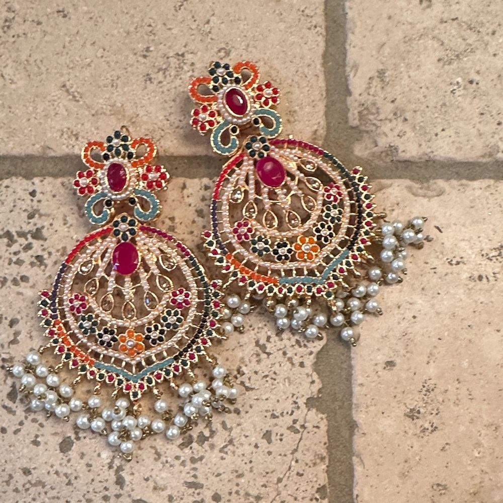 Pakistani earrings with Tikka *brand new*